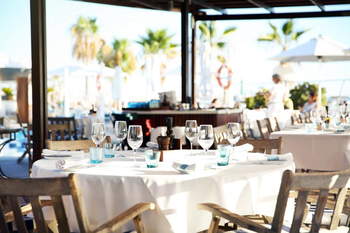 Un restaurante o sitio para comer en Portixol Hotel & Restaurant