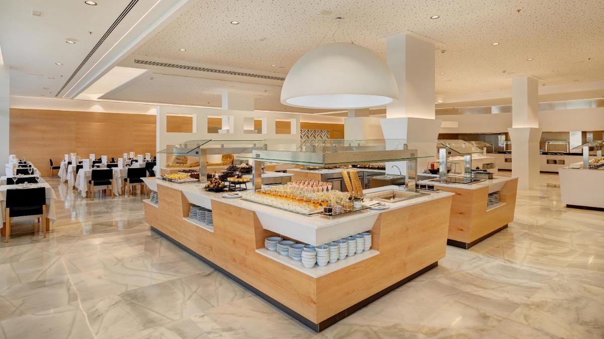 Comida en o cerca de este hotel
