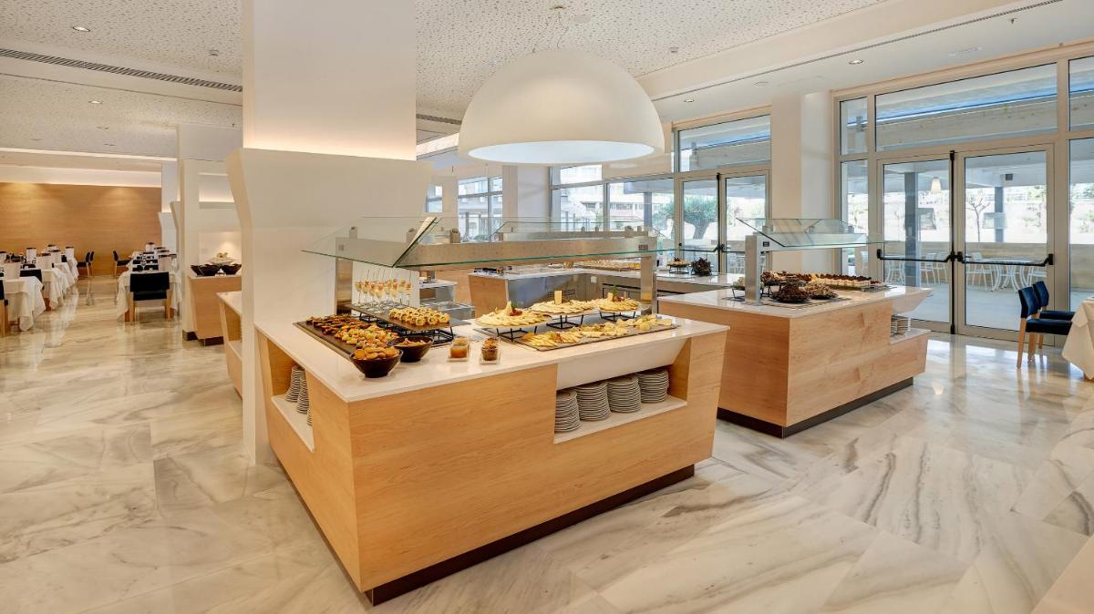 un restaurante con una panadería con repostería en exposición en Hipotels Gran Playa de Palma, en Playa de Palma 78 fotos más
