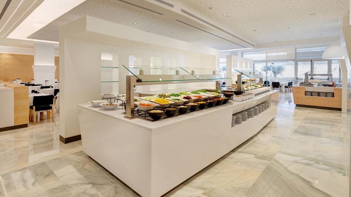 Comida en o cerca de este hotel