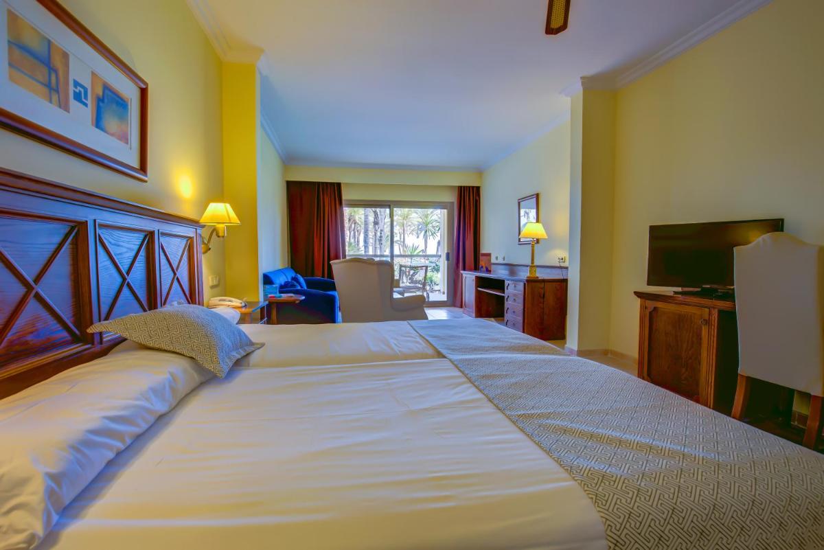 Una gran cama blanca en una habitación de hotel. en SBH Costa Calma Palace Thalasso & Spa, en Costa Calma 40 fotos más