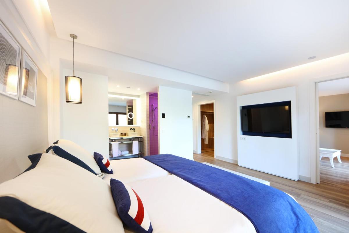 Una televisión o centro de entretenimiento en Hotel Son Caliu Spa Oasis