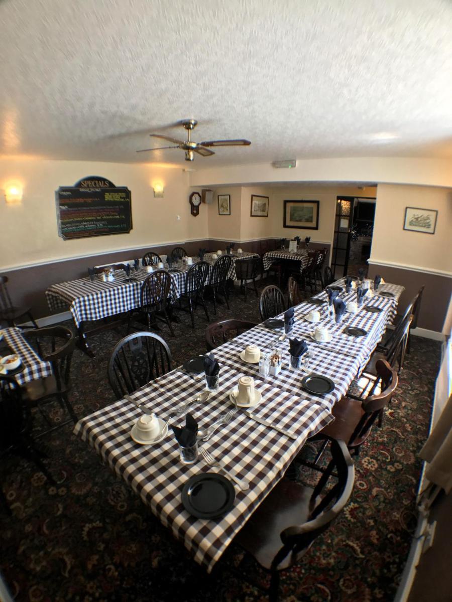The Fox & Hounds Inn - Housity