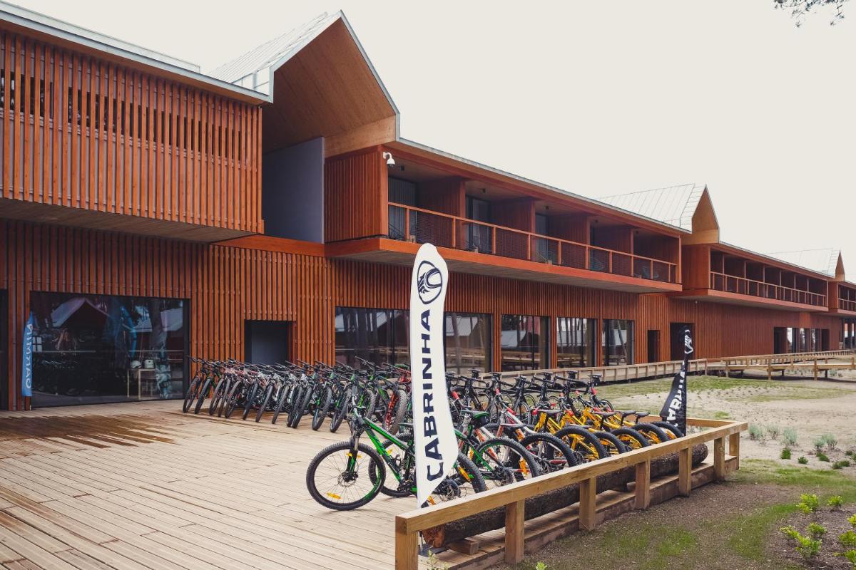um grupo de bicicletas estacionadas em frente a um edifício em FeelViana Sport Hotel em Viana do Castelo