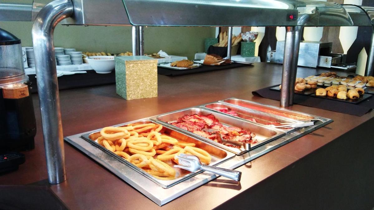 Comida en o cerca de este hotel