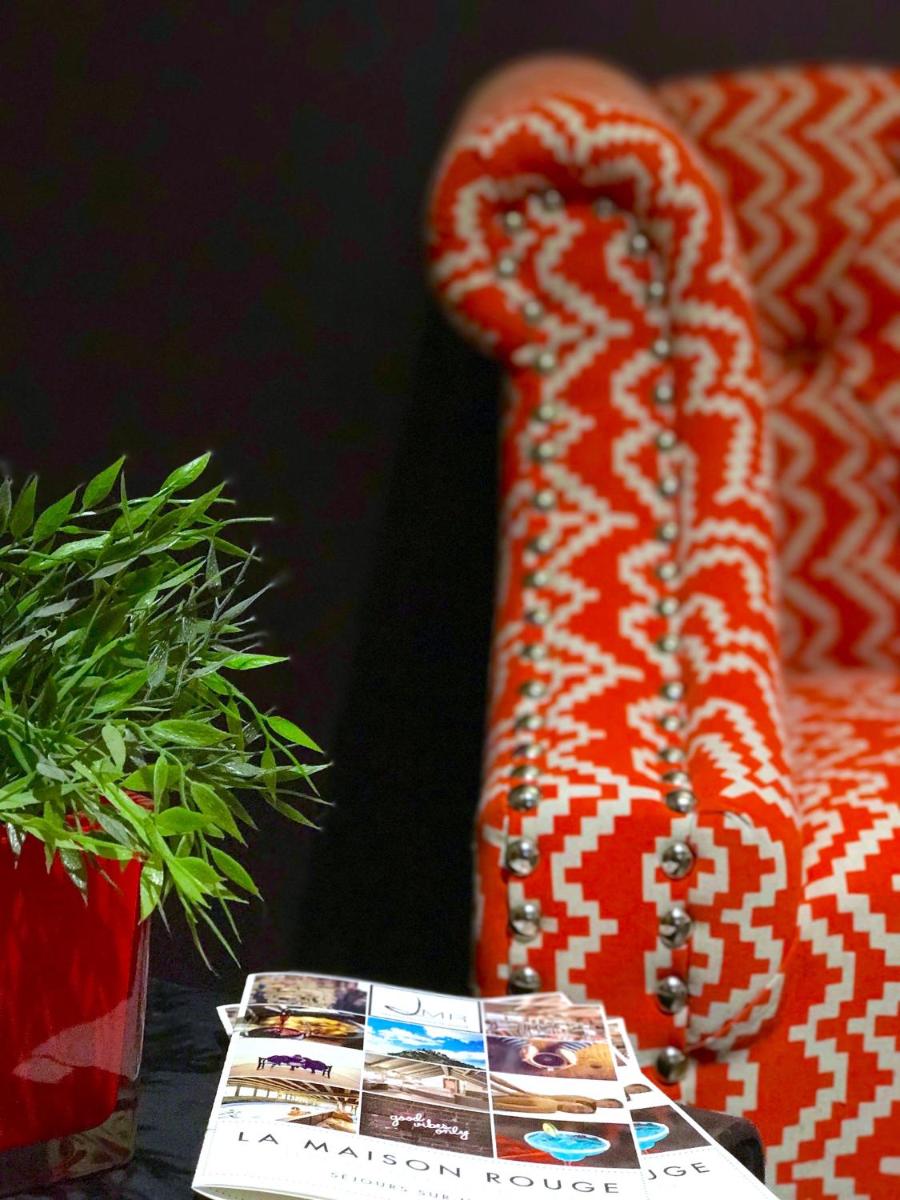 Coin salon dans l'établissement La Maison Rouge