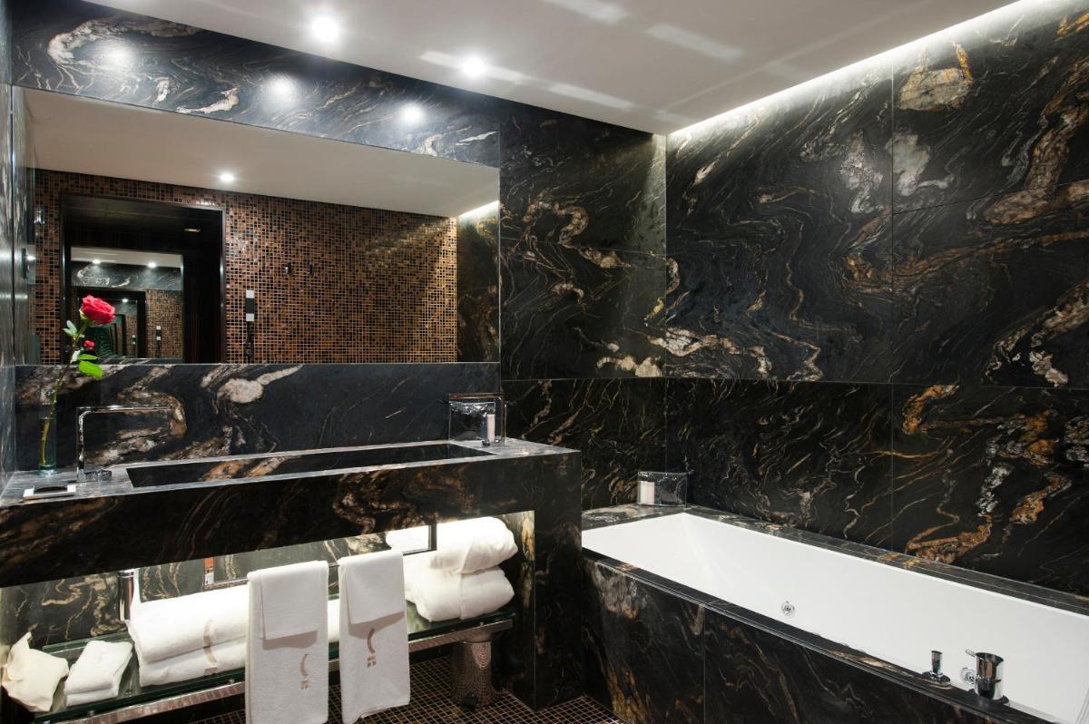 Un baño de Claris Hotel & Spa GL, a Small Luxury Hotel of the World
