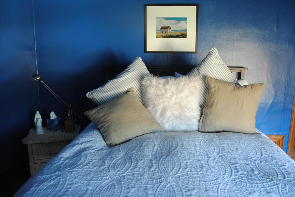 Off Broadway B & B - Housity