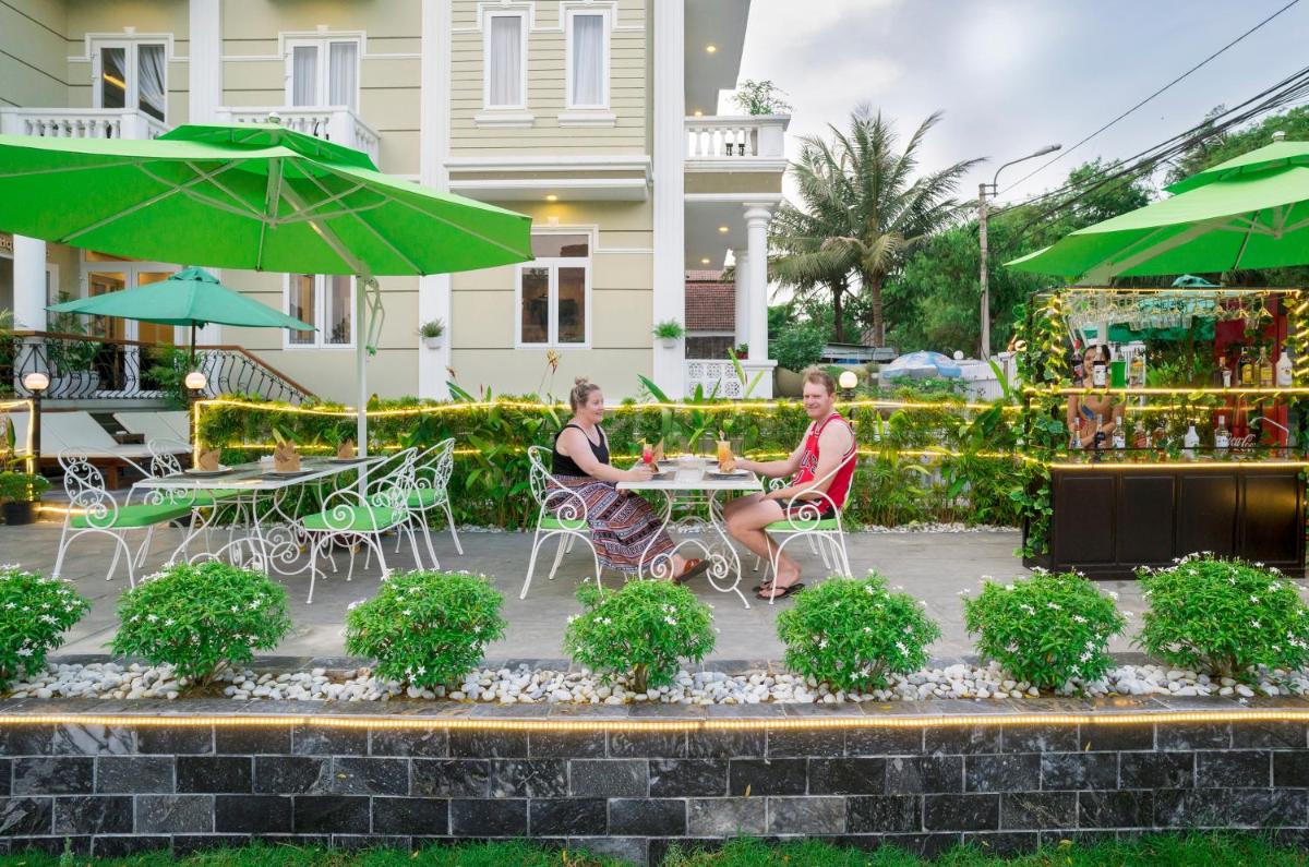 Suitetrails - Golden Bell Backpacker Hotel & Pool Bar