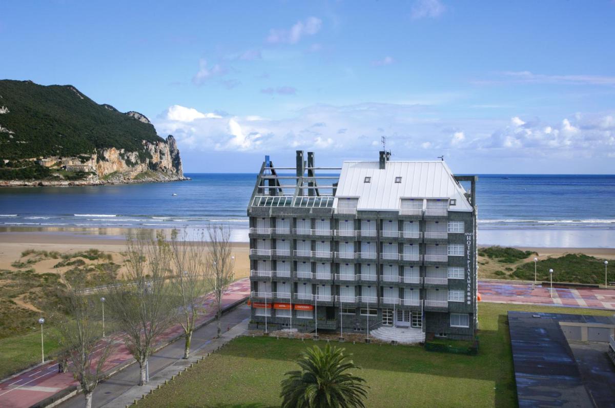 un edificio al lado de una playa con el océano en Hotel Playamar Spa, en Laredo