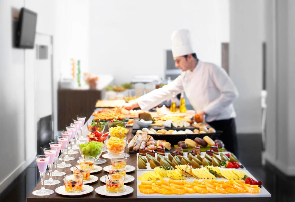Comida en o cerca de este hotel