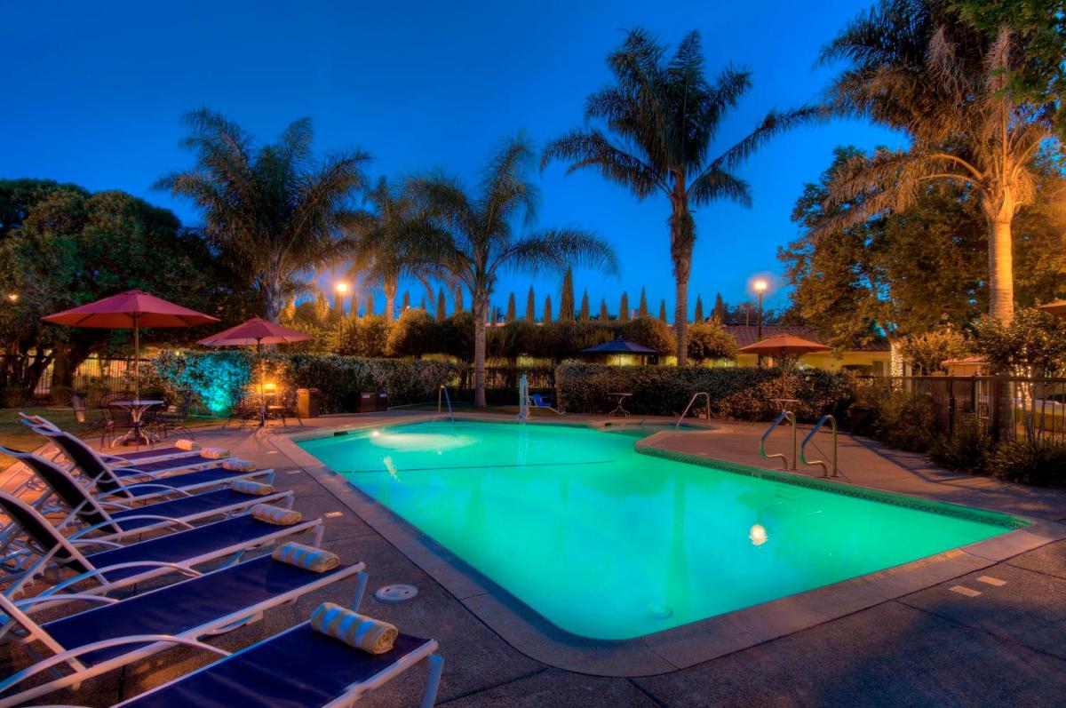 University Park Inn & Suites - Housity