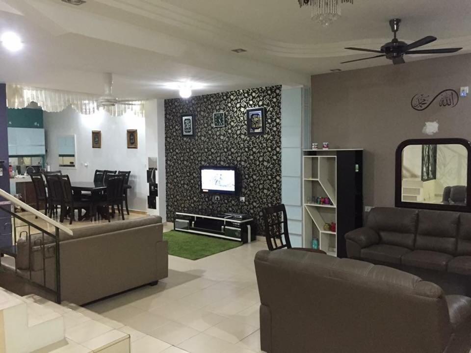 Suitetrails - VillaCastle Homestay