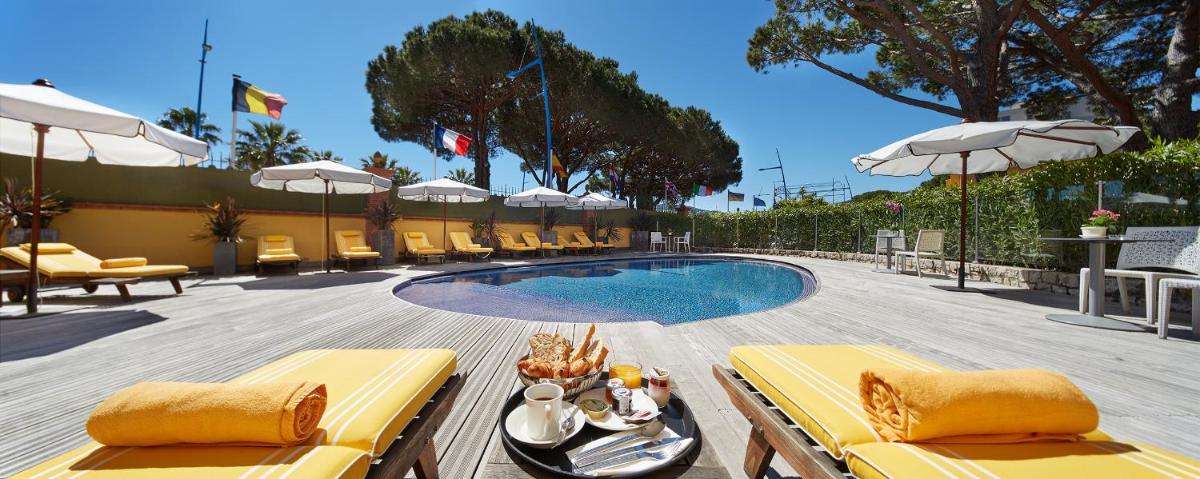Piscine de l'établissement Ermitage de l'Oasis & Spa - Cannes Mandelieu ou située à proximité