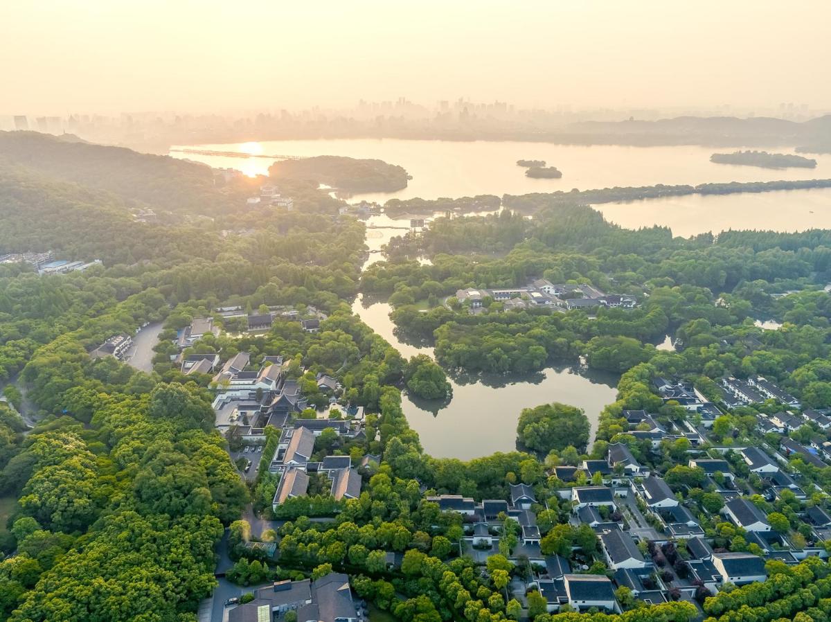 Four Seasons Hotel Hangzhou at West Lake - Housity