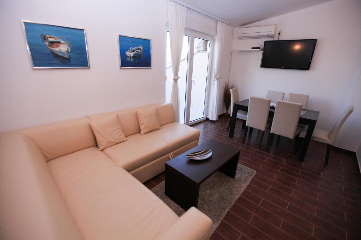 Apartments Miroslav - Housity
