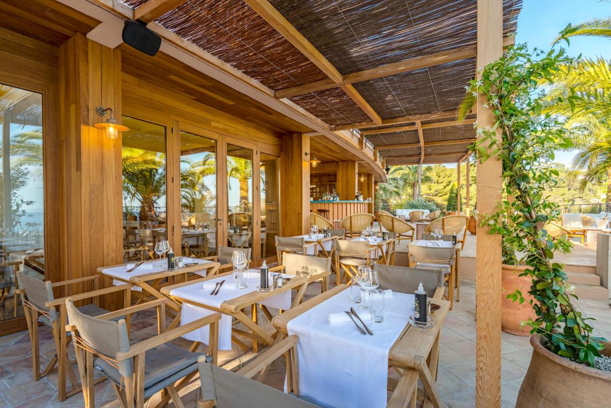 Restaurant ou autre lieu de restauration dans l'établissement Hôtel Le Bailli De Suffren