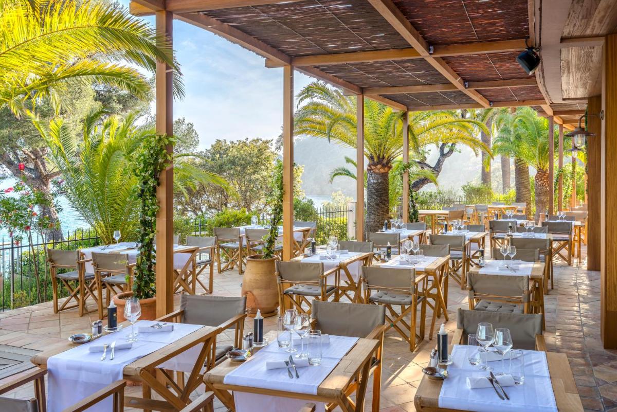 Restaurant ou autre lieu de restauration dans l'établissement Hôtel Le Bailli De Suffren