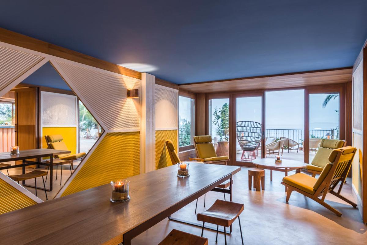 Coin salon dans l'établissement Hôtel Le Bailli De Suffren