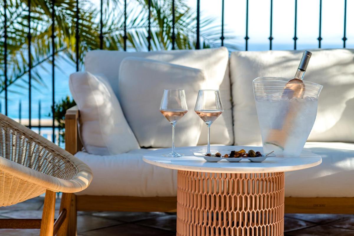 Coin salon dans l'établissement Hôtel Le Bailli De Suffren