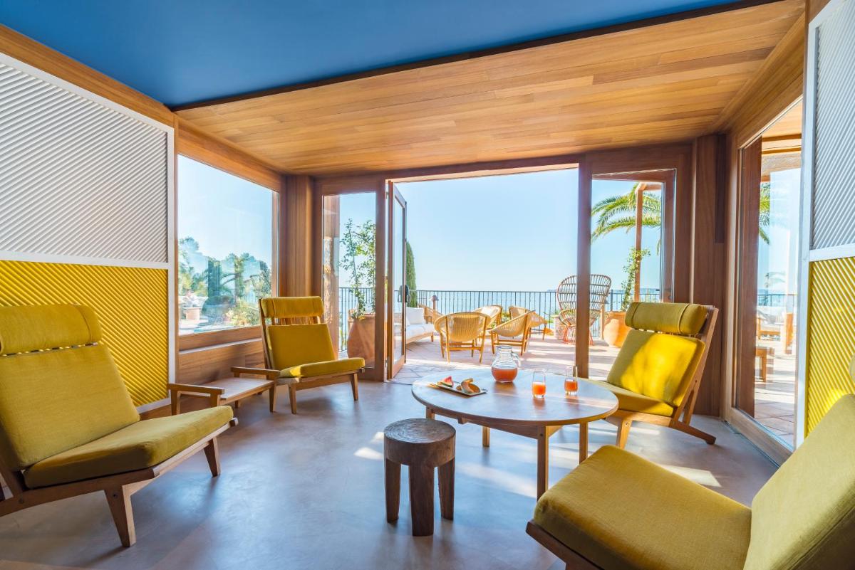 Coin salon dans l'établissement Hôtel Le Bailli De Suffren