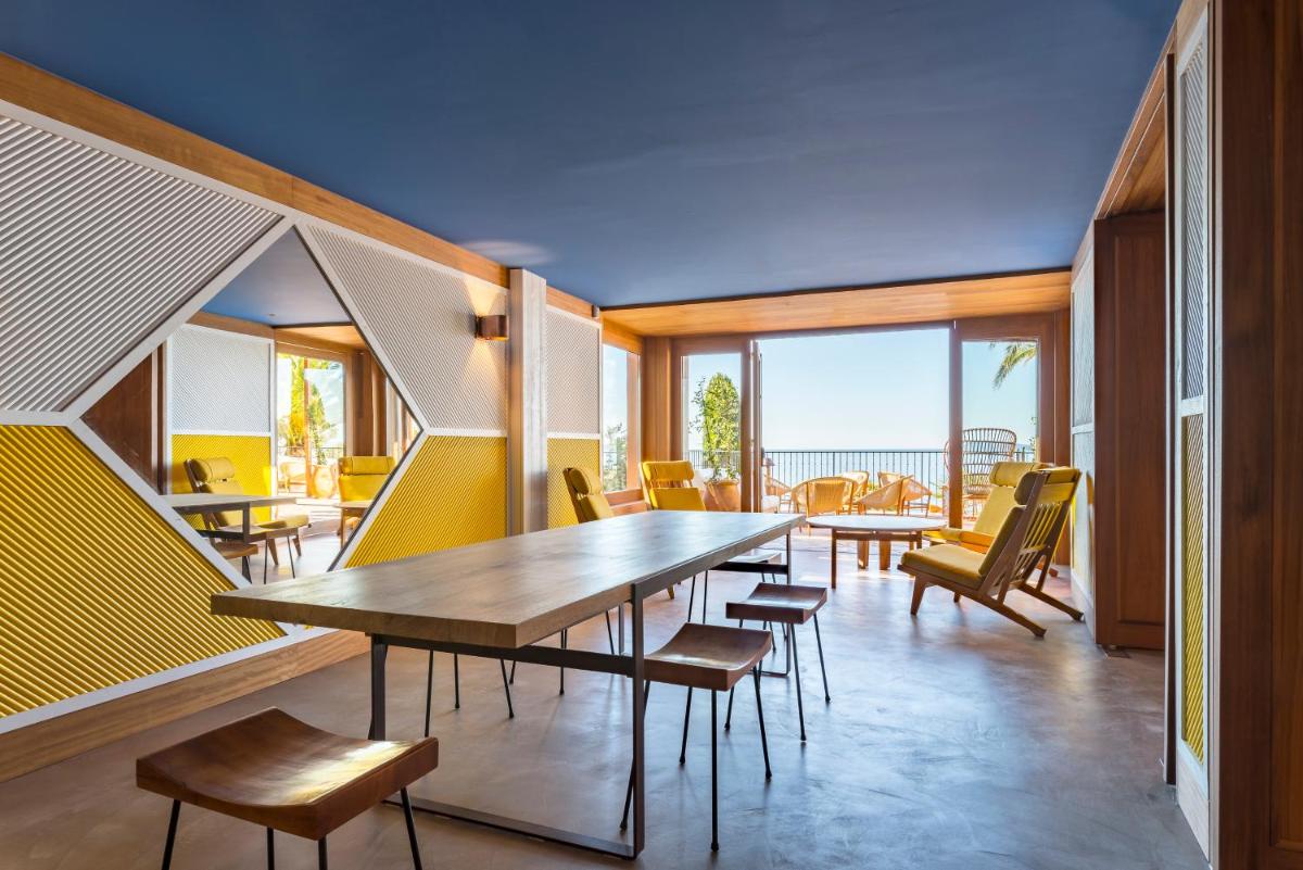 Coin salon dans l'établissement Hôtel Le Bailli De Suffren