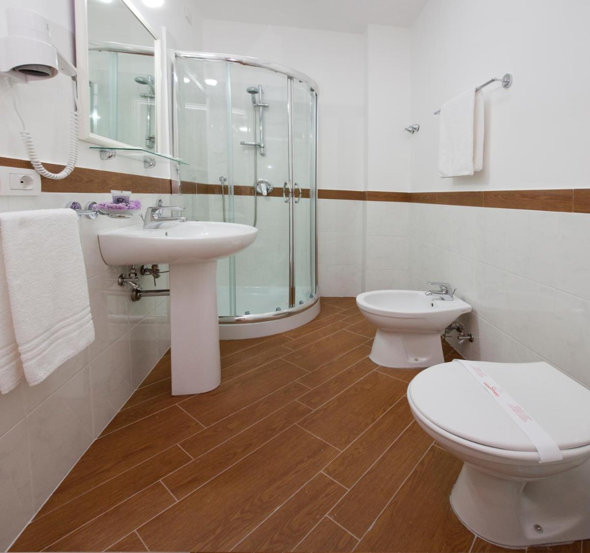 Hotel Royal Hills - Housity
