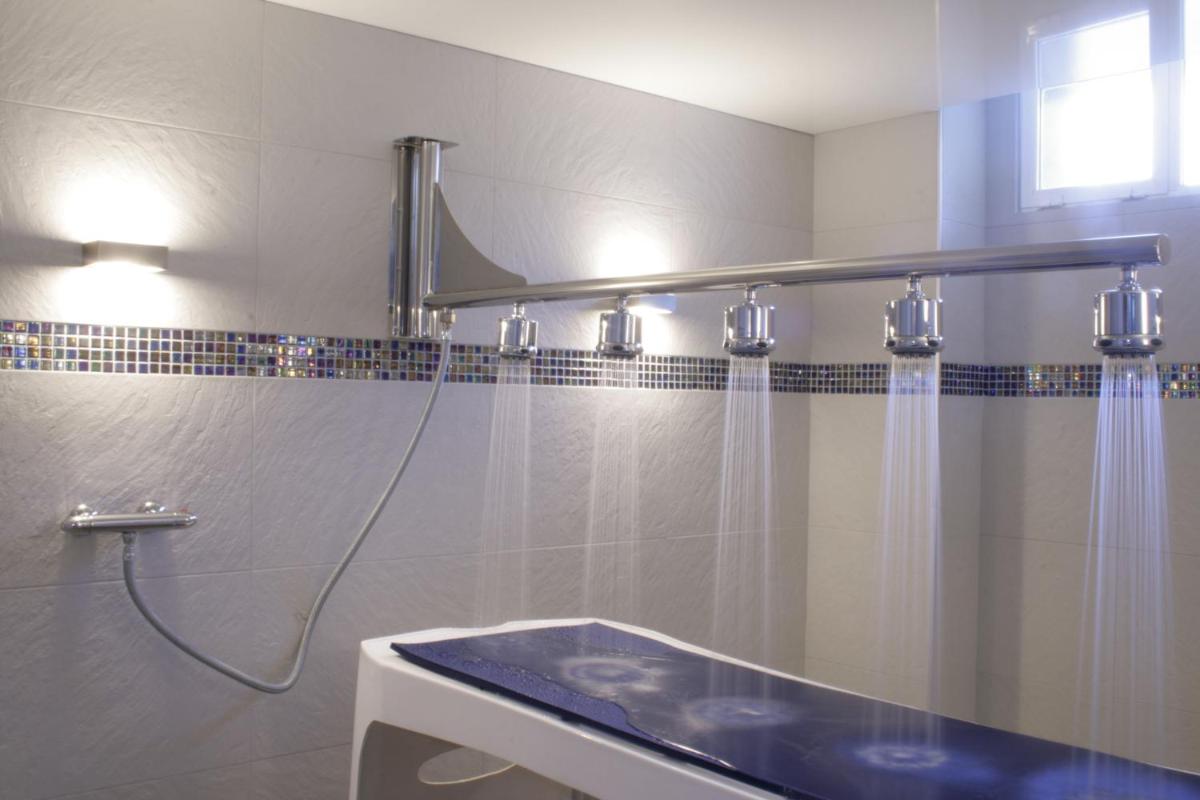 Un baño de Hotel Playamar Spa