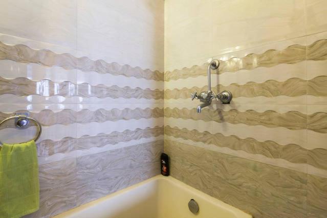 Four Red Doors Apartments - Housity