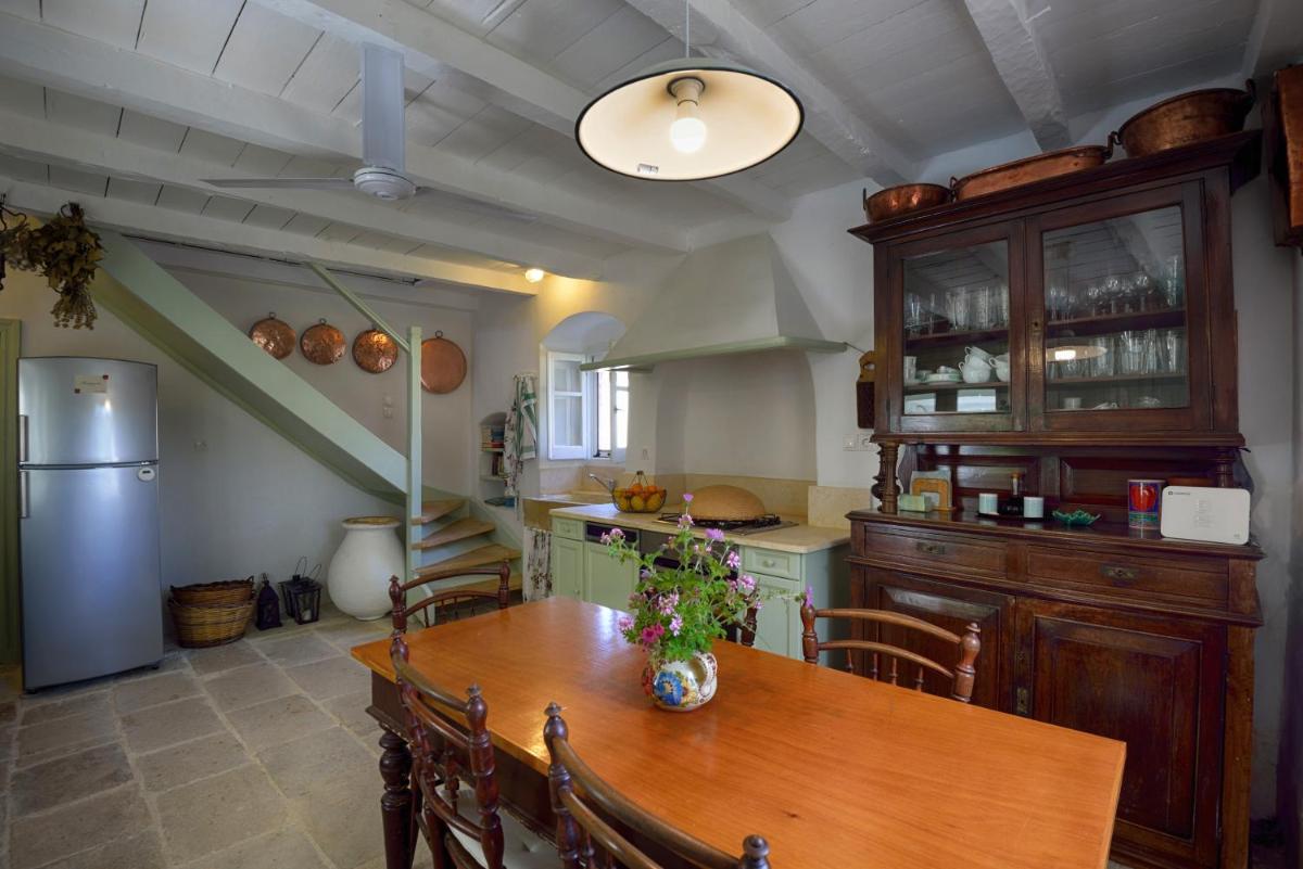 Roumanades Estate - Housity
