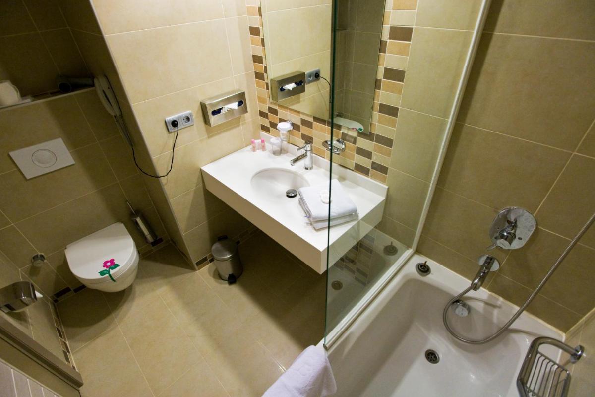Fantasia Deluxe Hotel - Housity