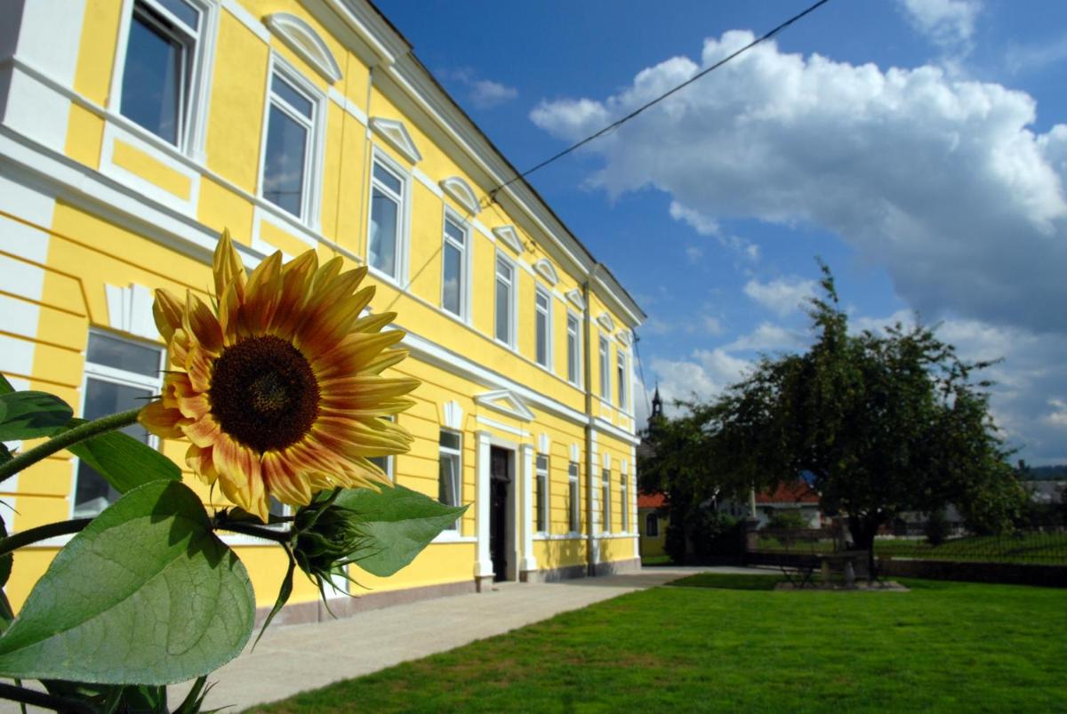 Old School Villa - Housity
