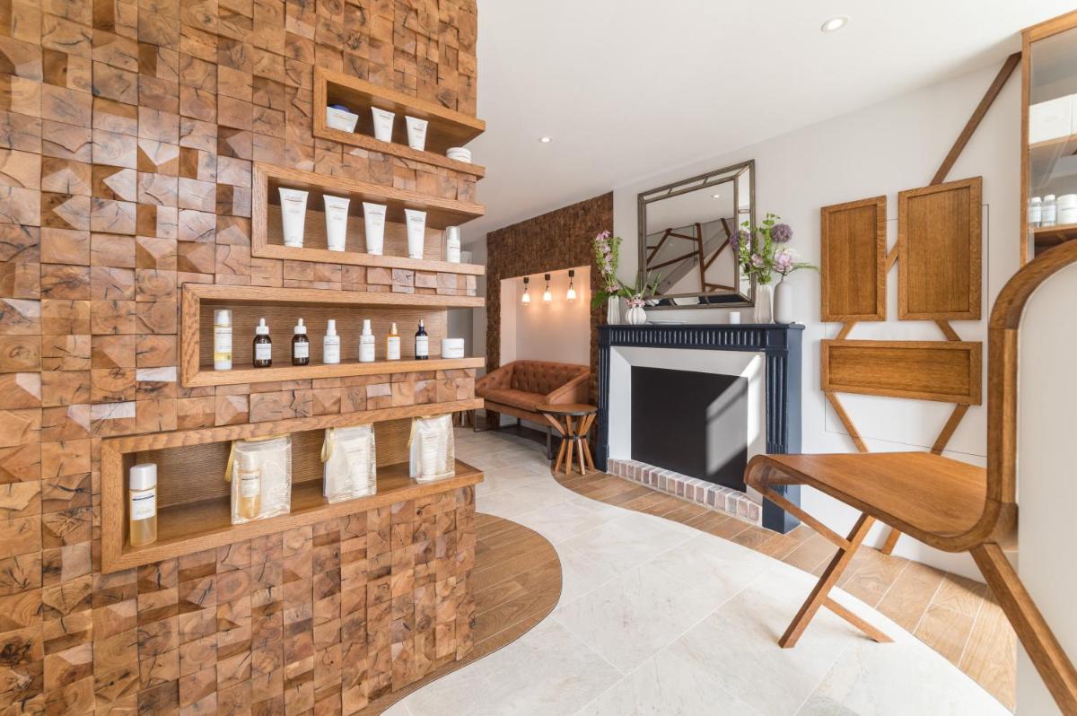 Cuisine ou kitchenette dans l'établissement Logis Hostellerie des Clos et restaurant Bistrot des grands crus