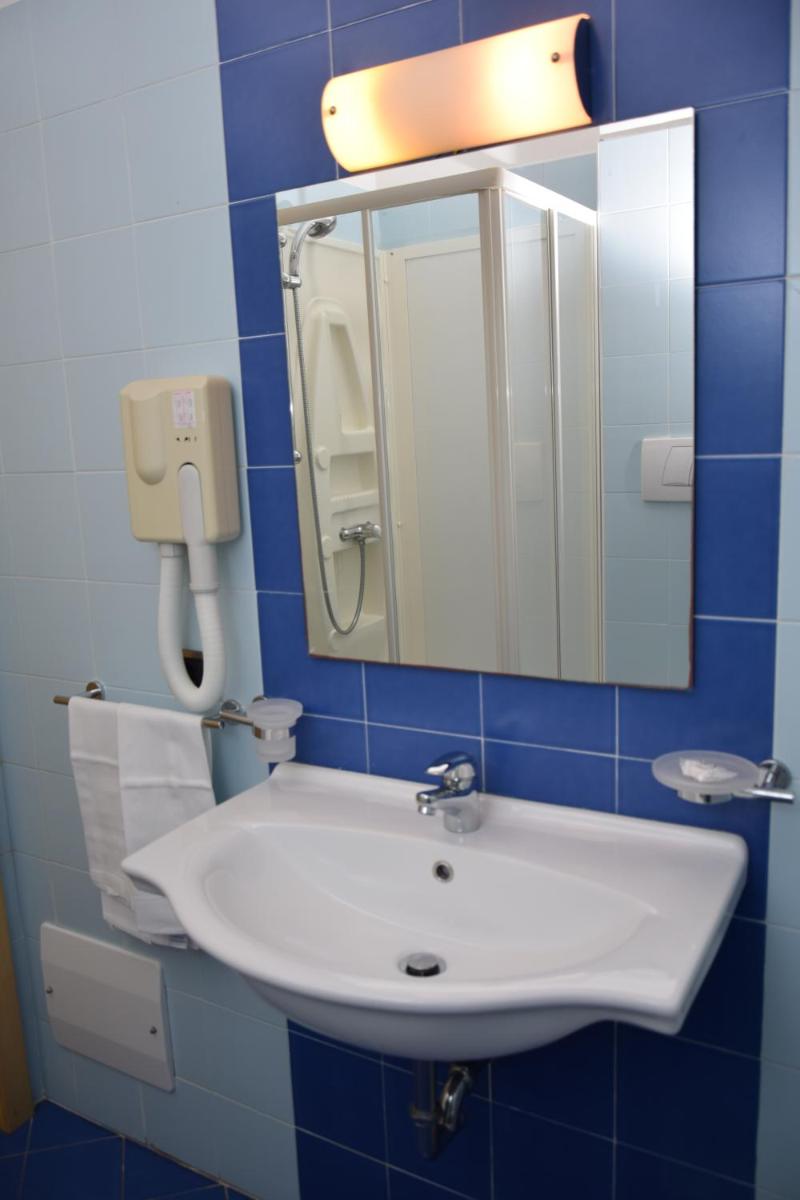 Hotel Antares - Housity