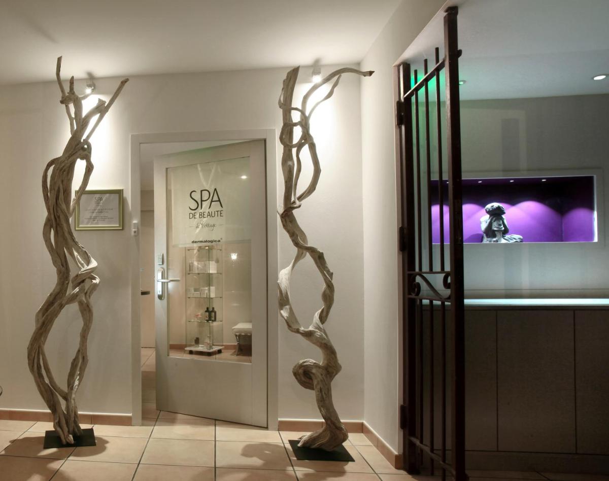 un magasin avec deux sculptures d'arbres dans une pièce dans l'établissement Le Cottage - Hotel & Spa, à Argelès-sur-Mer