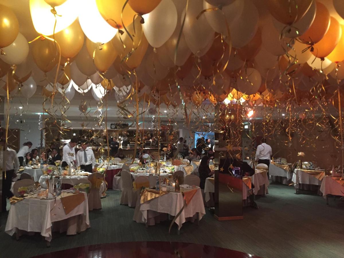 Um restaurante ou outro lugar para comer em Hotel Baia Grande
