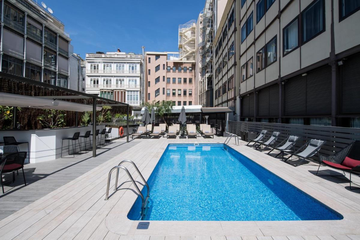 una piscina en la azotea de un edificio en Catalonia Plaza Catalunya, en Barcelona