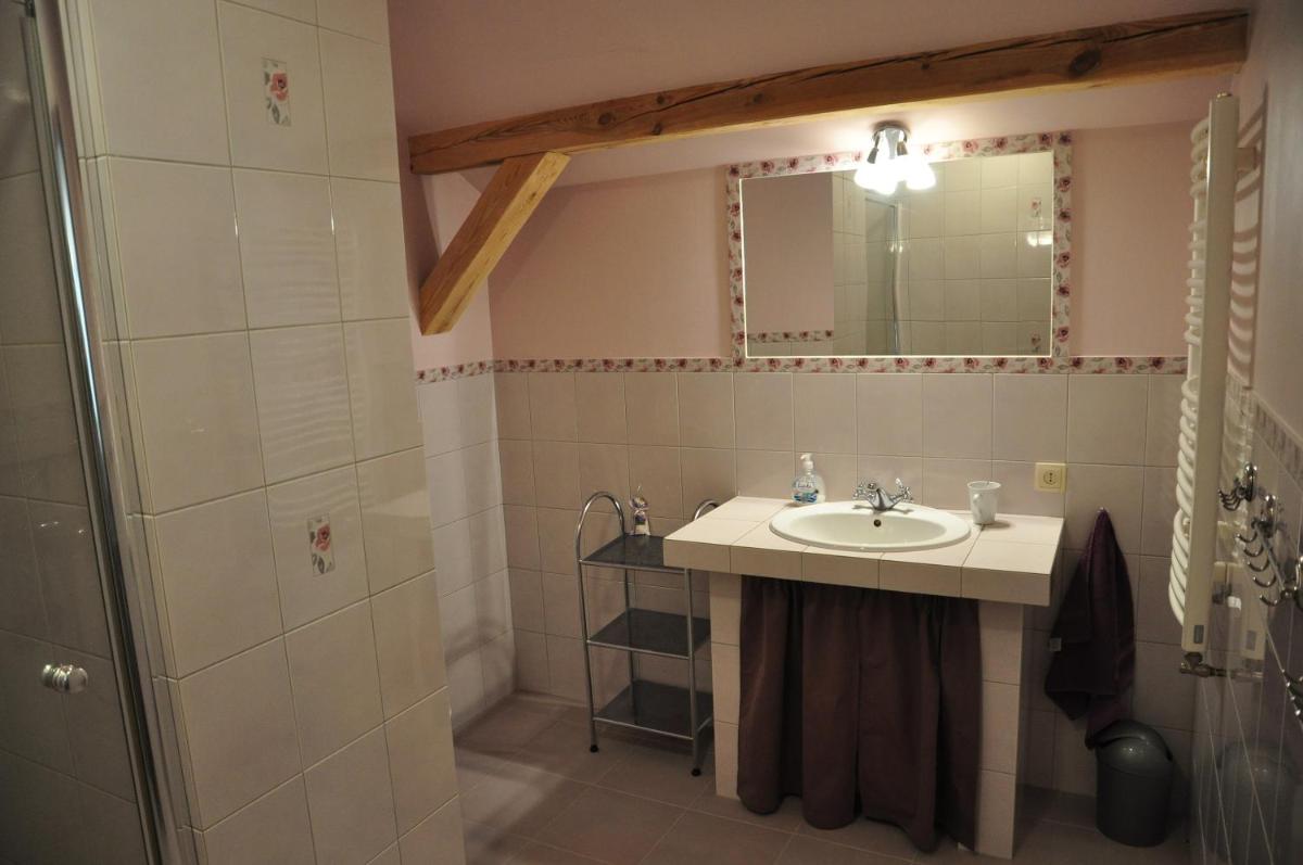 Modrzewiowe Wzgorze - Housity