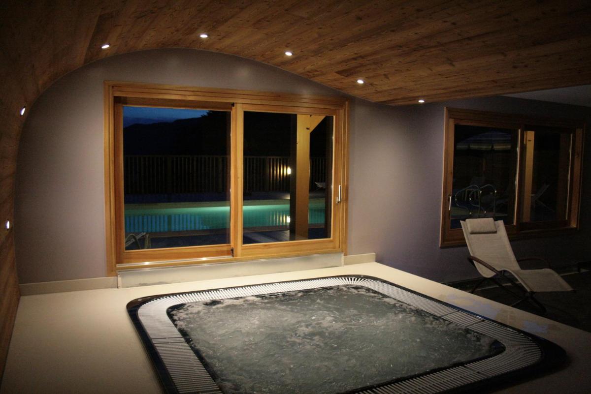 Piscine de l'établissement Logis Hotel & Spa Beau-Site ou située à proximité