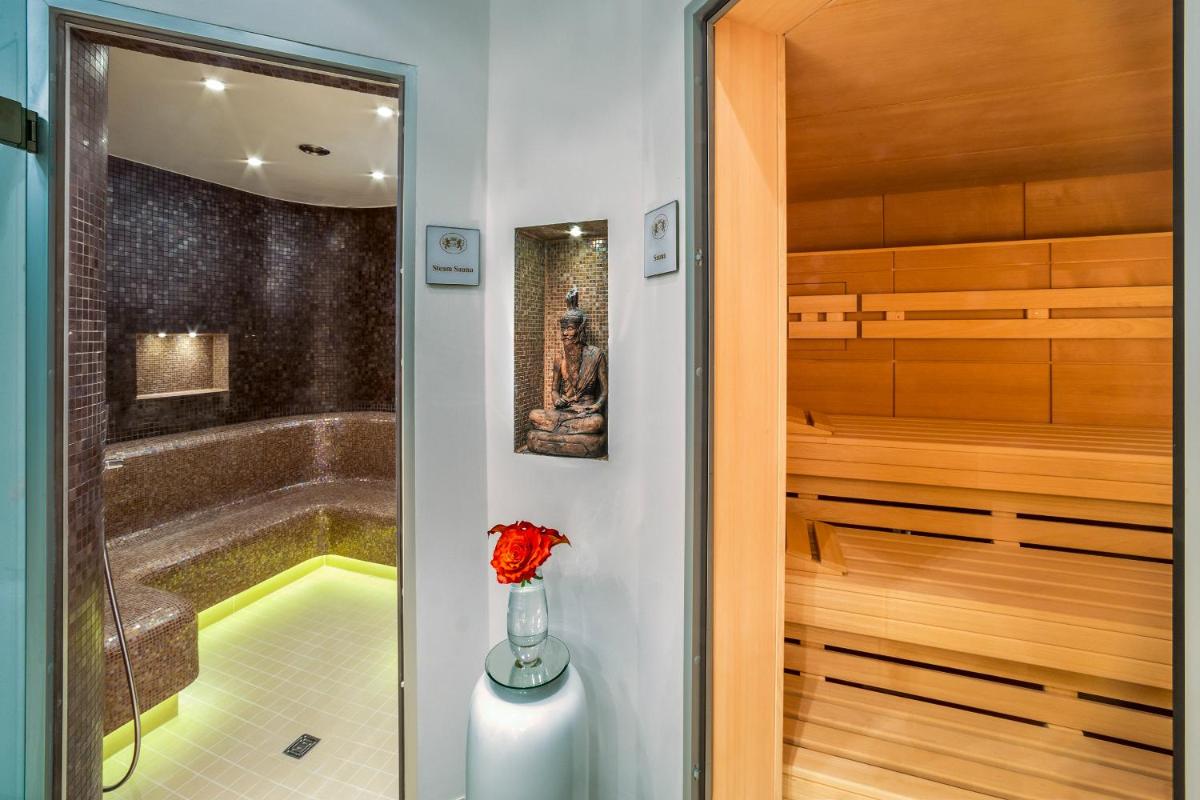 Ein Badezimmer in der Unterkunft Breidenbacher Hof, Best Grandhotel 2025 - Die 101 Besten