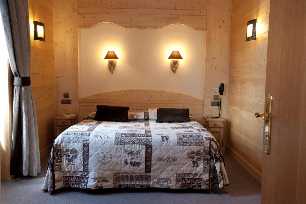 Un ou plusieurs lits dans un hébergement de l'établissement Logis Hotel & Spa Beau-Site