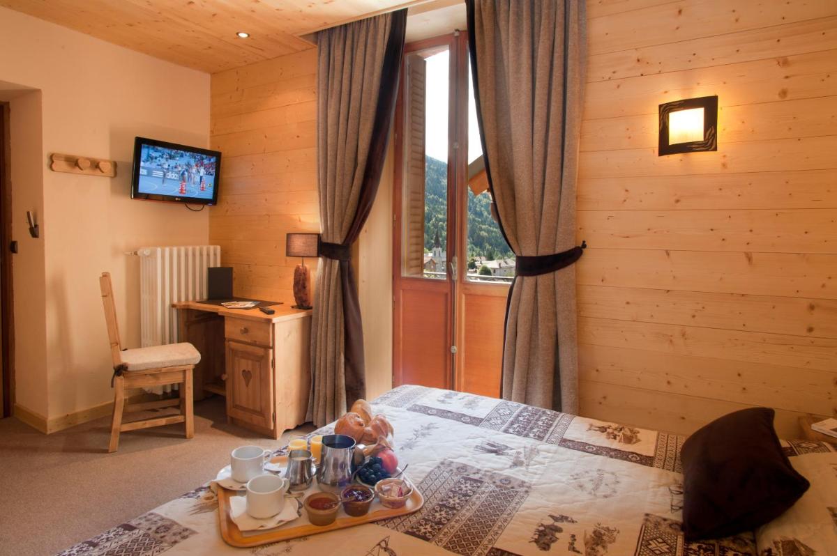 Télévision ou salle de divertissement dans l'établissement Logis Hotel & Spa Beau-Site