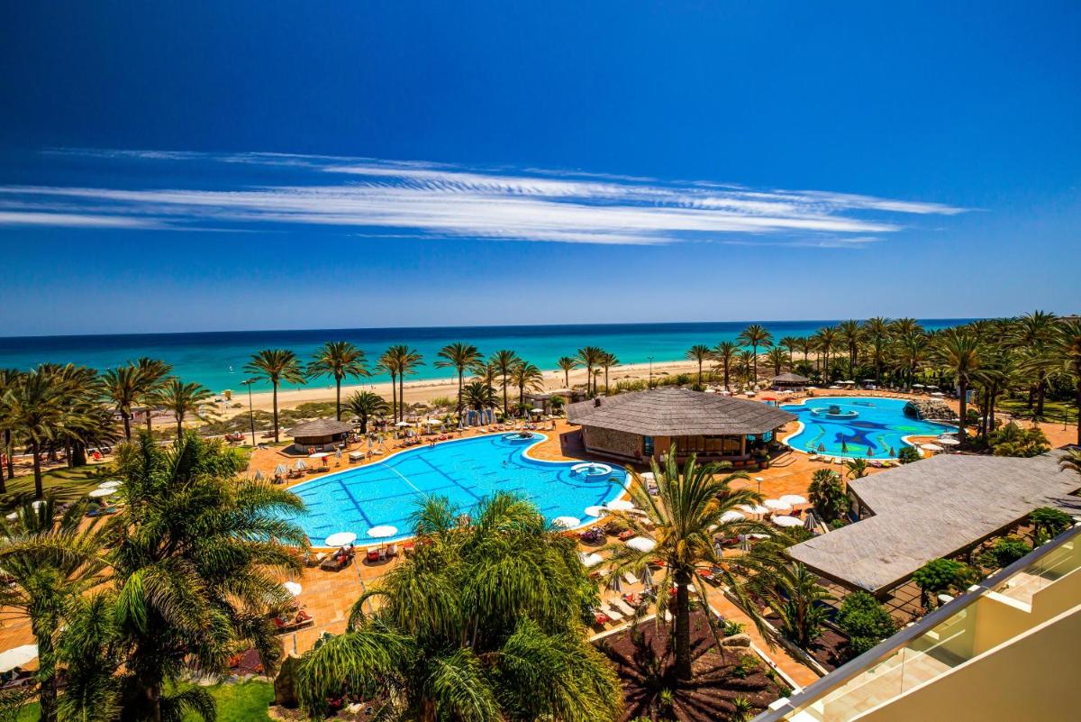 Una vista aérea de un resort con piscina y el océano. en SBH Costa Calma Palace Thalasso & Spa, en Costa Calma