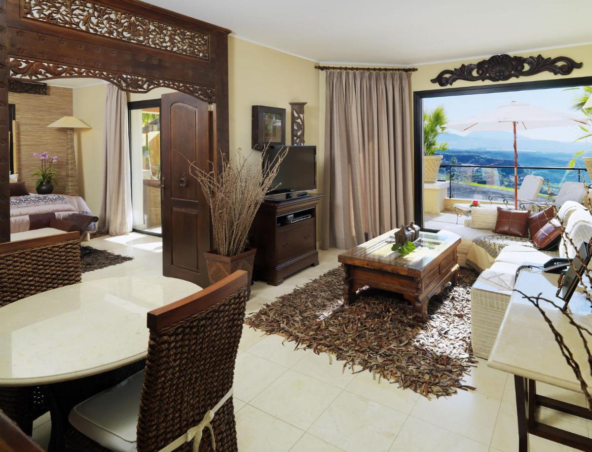 Zona de estar de Royal Garden Villas, Luxury Hotel