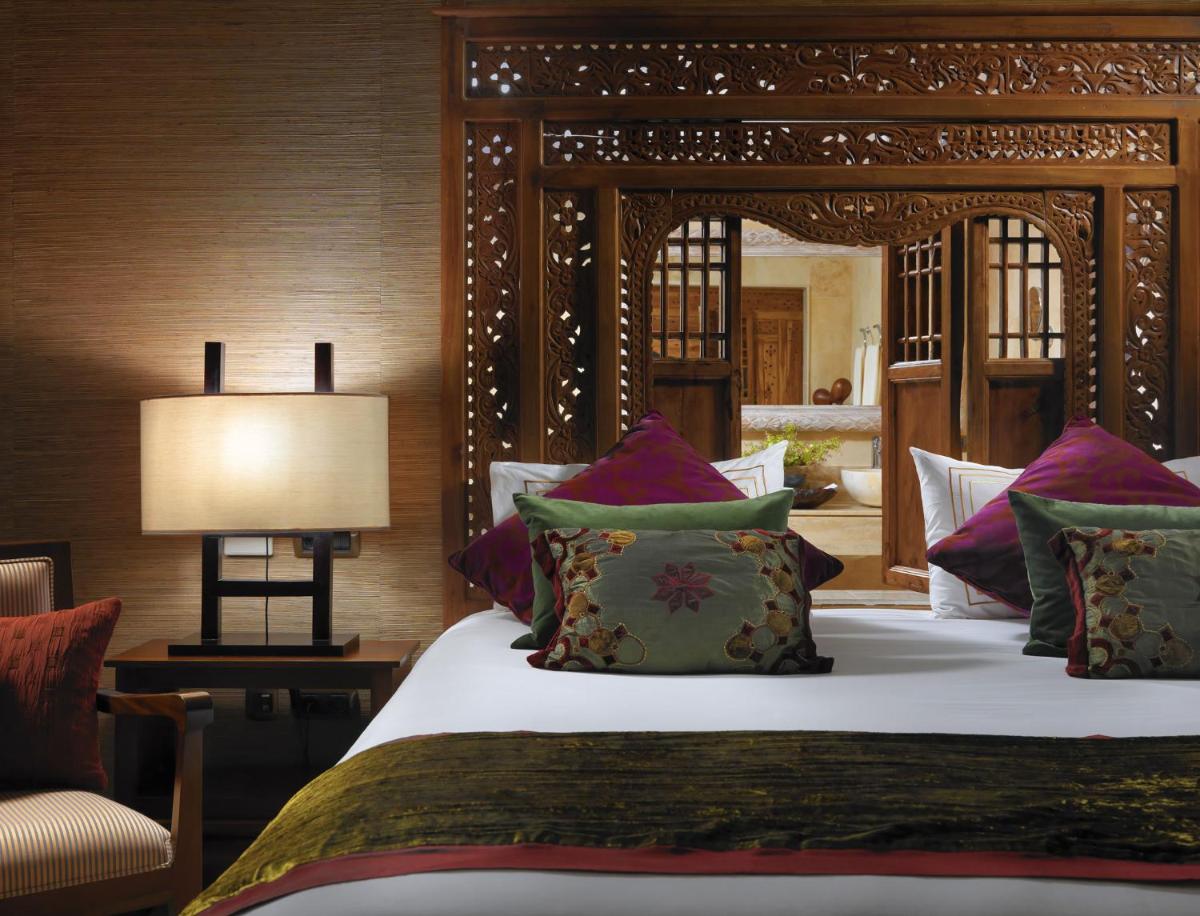 Cama o camas de una habitación en Royal Garden Villas, Luxury Hotel