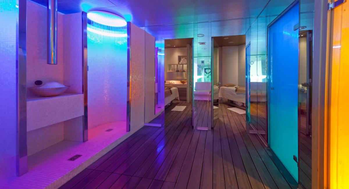 Un pasillo con luces de colores en una habitación. en Hotel & Spa Princesa Munia, en Oviedo