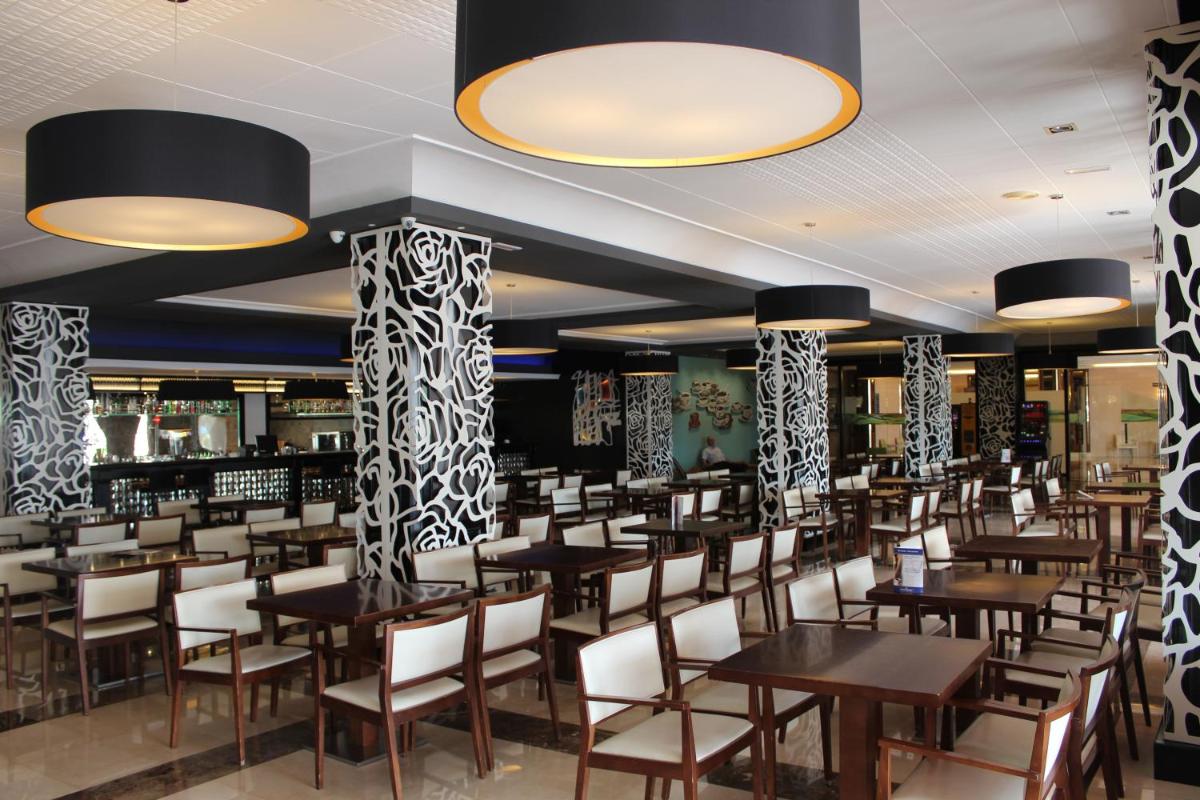 Un restaurante o sitio para comer en Evenia Olympic Resort