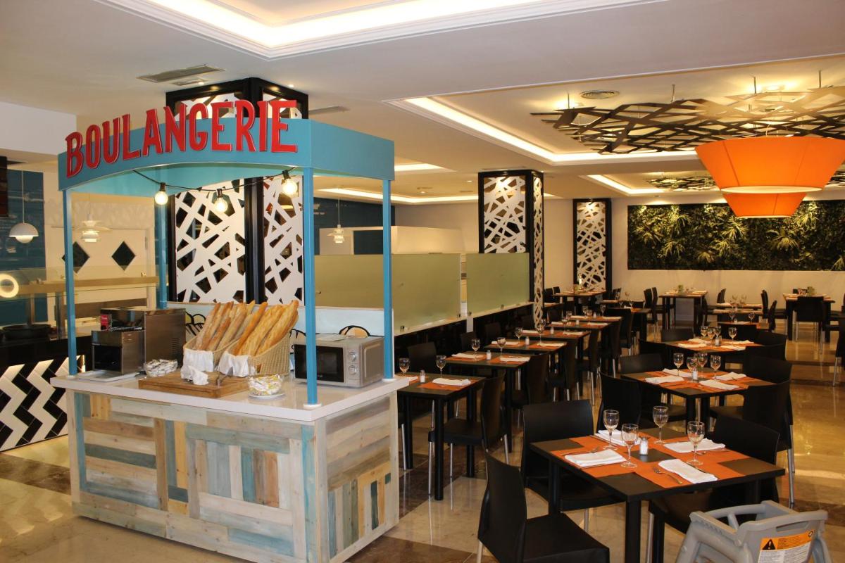 Un restaurante o sitio para comer en Evenia Olympic Resort