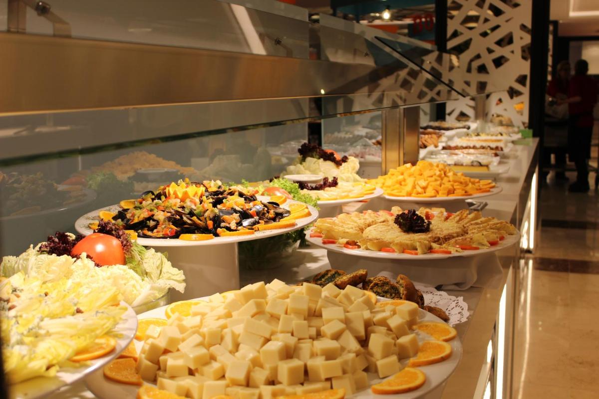 Comida en o cerca de este hotel