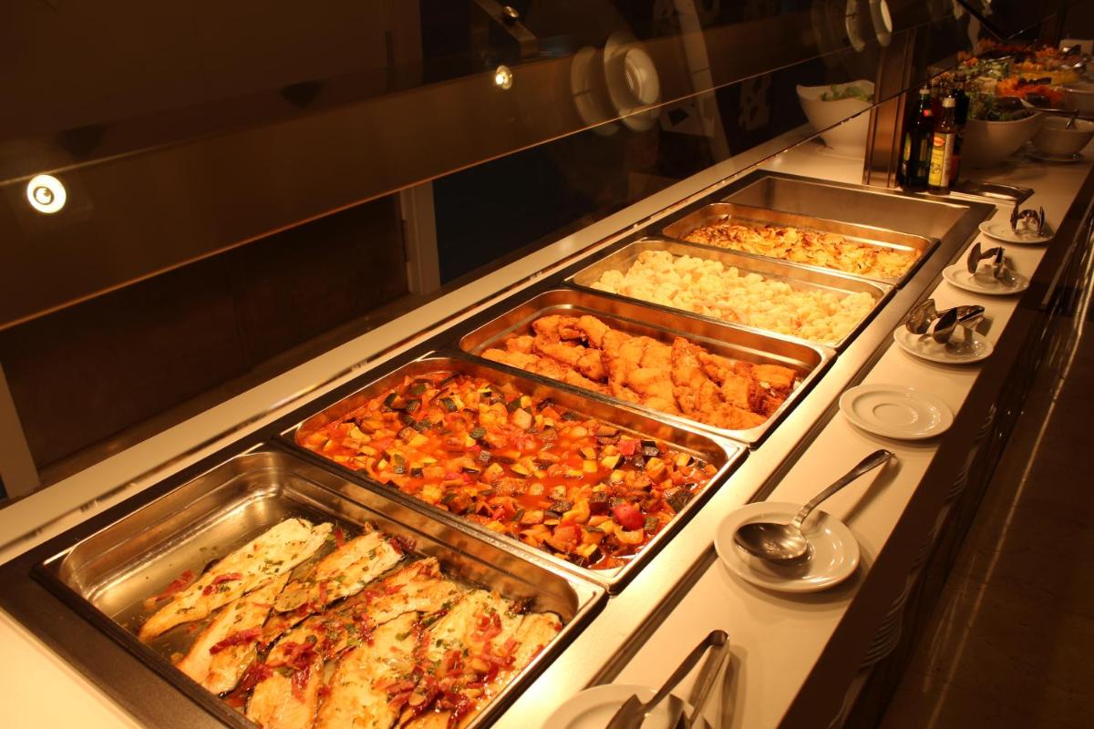 Comida en o cerca de este hotel